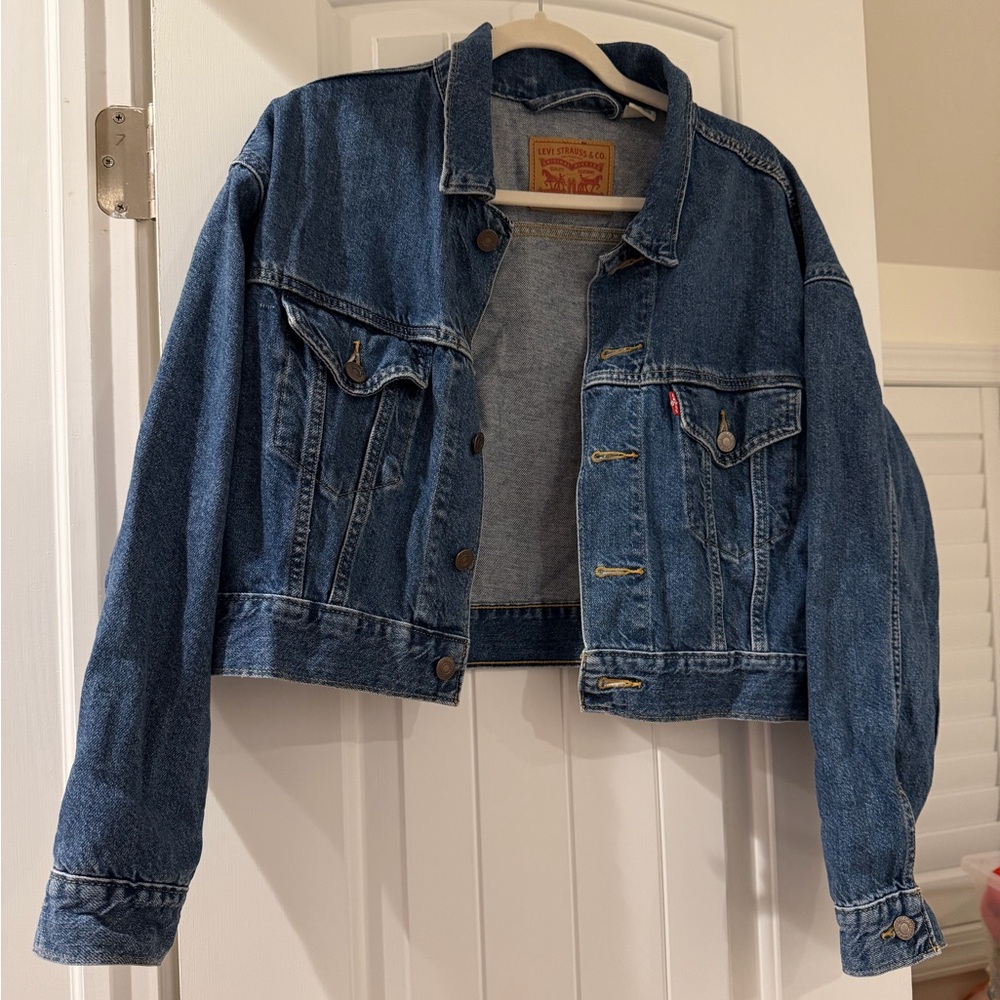 levi's cropped medium wash denim jacket